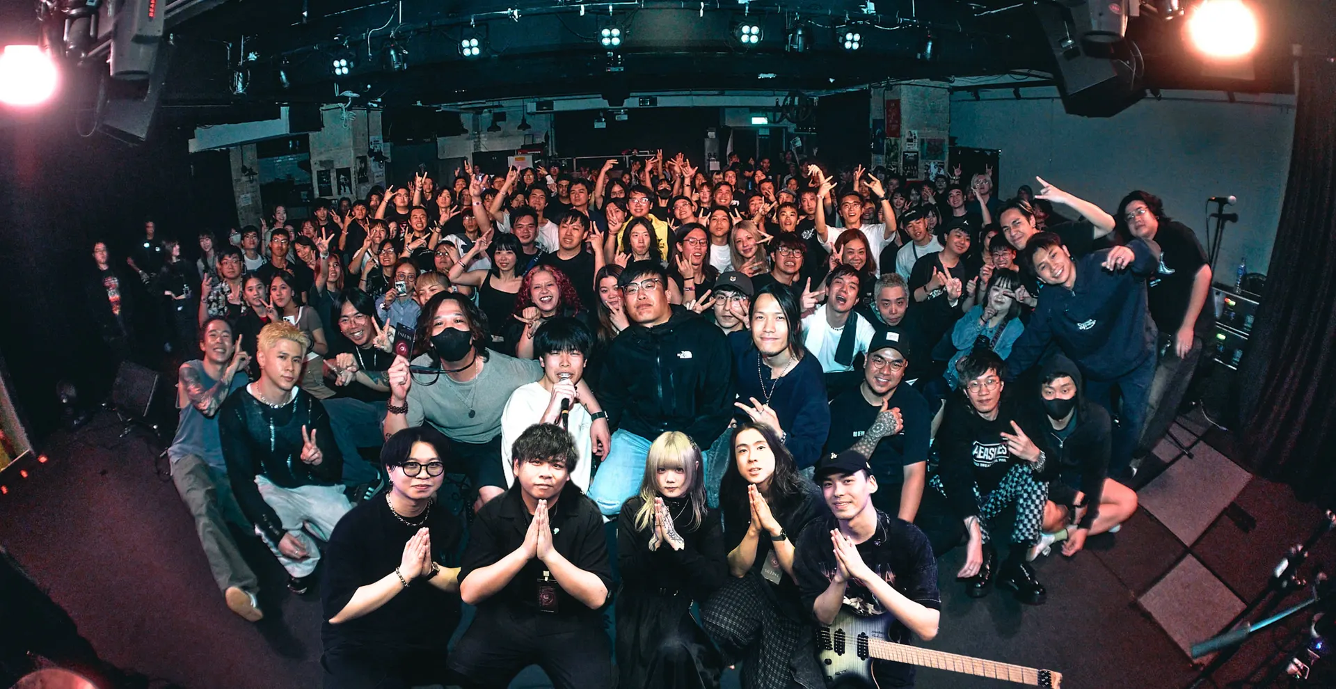 緊急祭現場大合照:前排樂手持結他與麥克風,後方觀眾歡呼。